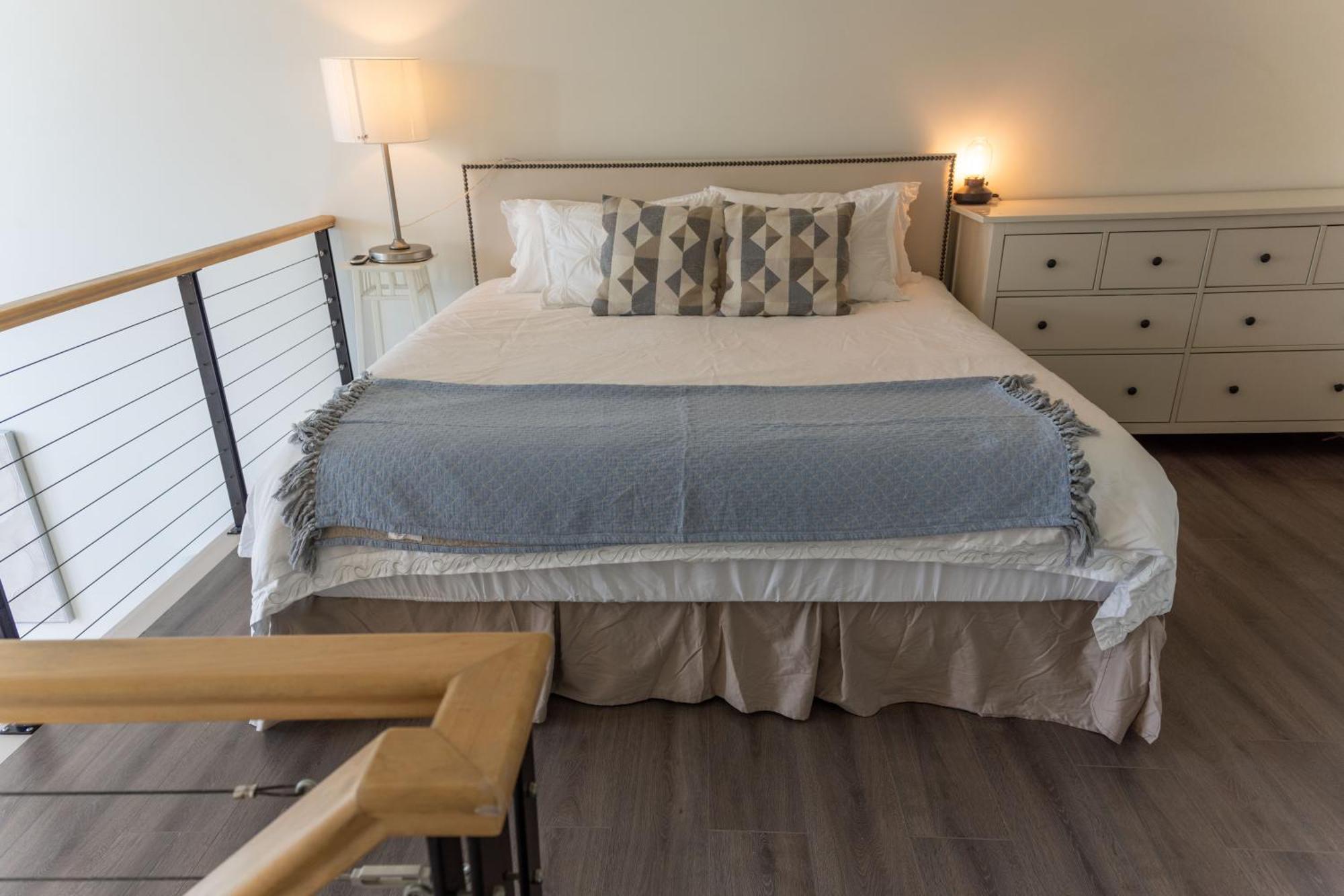 Modern Top-Floor 1-Bedroom Loft With Free Parking Vancouver Bagian luar foto